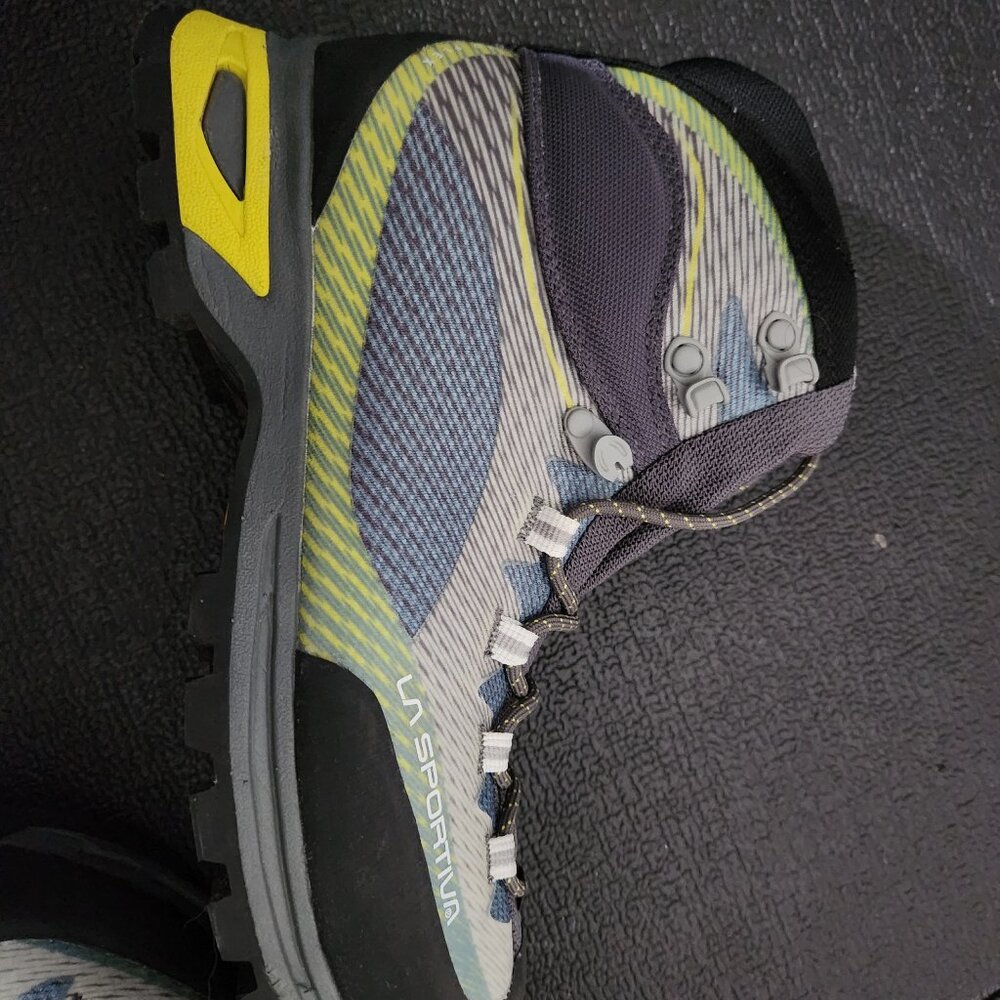 La Sportiva Women's Spire GTX Waterproof shoes carbon and purple